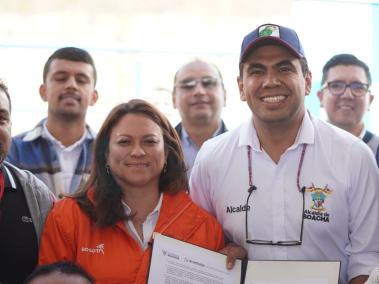 Natasha Avendaño, gerente del Acueducto de Bogotá, y el alcalde Soacha, Julián Sánchez.