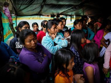 Indígenas que viven en carpas improvisadas en el Parque Nacional de Bogotá, reciben ayudas por parte de la fundación Nos vemos en el arca, algunos de estos indigenas retornaran a diferentes parte del país y otros seguirán a la espera de soluciones dignas de vida, tras salir desplazados por la violencia de sus territorios. Bogotá 26 de julio del 2024. FOTO MAURICIO MORENO CEET EL TIEMPO @mauriciomorenofoto