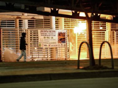 Protesta de los estudiantes de la Universidad Nacional  causaron bloqueos en la Troncal de Transmilenio sobre la calle 26.