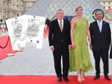 La primer dama, Verónica Alcocer y el presidente Petro (centro) junto a Thomas Bach, cabeza del Comité Olímpico Internacional, y su esposa, Claudia Bach.