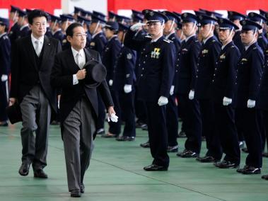 El Primer Ministro japonés, Fumio Kishida, apoya un aumento al gasto militar. En una base militar en el 2023.
