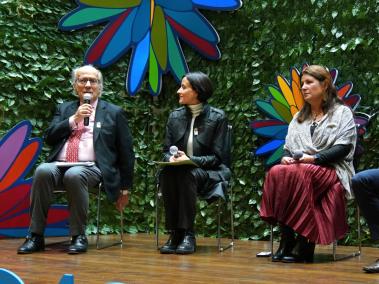 El lanzamiento de los foros fue hecho desde las instalaciones del Ministerio de Ambiente. En la foto (de izq. a der.) el presidente del Foro Nacional Ambiental, Manuel Rodríguez Becerra; la ministra de Ambiente y Desarrollo Sostenible, Susana Muhamad; la directora ejecutiva de WWF Colombia, Sandra Valenzuela; y el jefe de negocios de la Embajada de Suecia en Colombia, Rickard Lunnerdal.