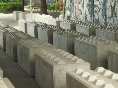 Bloques de concreto fueron colocados bajos los puentes antes de las Olimpiadas. 