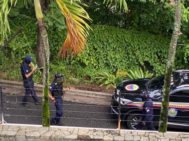 Policías rodean Embajada de Argentina en Caracas.