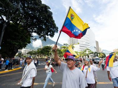 Fotografía de este lunes de personas durante una protesta por los resultados de las elecciones presidenciales en Caracas (Venezuela).  es en los comicios que dieron la victoria a Nicolás Maduro y otros han sido obligados por Caracas a cerrar sus Embajadas en el país caribeño y retirar su personal. EFE/ Ronald Peña