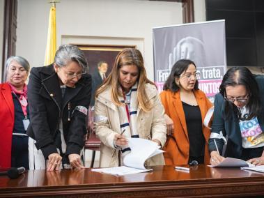 Senadora Sonia Bernal junto a las representantes a la Cámara, Alexandra Vásquez y Jennifer Pedraza.