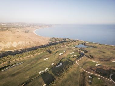 El Río Verdura seco  separa los campos de golf verdes de un hotel de lujo del paisaje árido en Sciacca. 