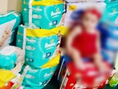La madre también compartió imágenes del bebé rodeado de donaciones de leche en polvo y pañales.