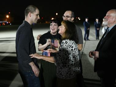 El periodista estadounidense Evan Gershkovich, es recibido por su familia a su regreso a Estados Unidos.