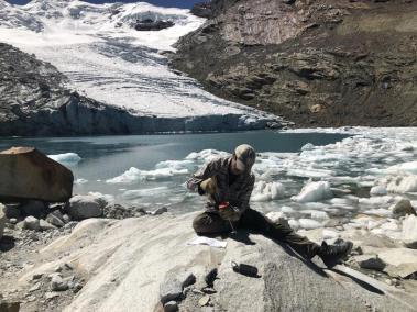 Un investigador recoge una muestra de lecho rocoso del glaciar Queshque, en los Andes peruanos. Las muestras muestran que los glaciares tropicales han retrocedido hasta alcanzar su tamaño más pequeño en más de 11.700 años, según las mediciones de nucleidos cosmogénicos en el lecho rocoso recientemente expuesto, según informa en la revista Science un equipo internacional de científicos dirigido por investigadores de la Universidad de Boston.