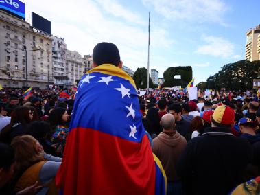 Venezolanos participan de una manifestación alrededor del Obelisco de Buenos Aires.