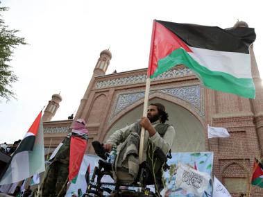 Una persona sostiene una bandera palestina durante un evento en memoria del difunto líder político de Hamás, Ismail Haniyeh, en Kabul, Afganistán.