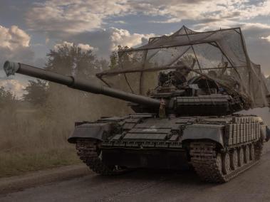 Vista de un tanque del ejército de Ucrania cerca a la frontera con Rusia.