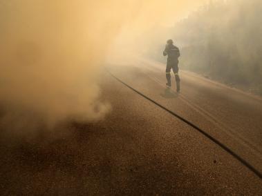 Un bombero combate el fuego en Grecia.