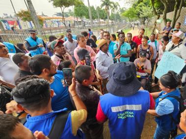 Comerciantes y vendedores ambulantes pedían un lugar para trabajar, en medio de controles de seguridad por el Petronio Álvarez.