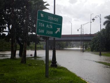 USA6447. DORADO (PUERTO RICO), 14/08/2024.- Fotografía de una carretera inundada tras el paso del huracán Ernesto, este miércoles en Dorado (Puerto Rico). Cientos de personas se encuentran este miércoles en los refugios habilitados por las autoridades de Puerto Rico, donde hay carreteras bloqueadas y algunos ríos se están desbordando tras el paso de Ernesto, que se convirtió en huracán. EFE/ Thais Llorca