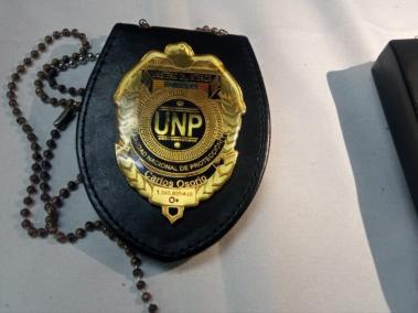 Objetos hallados en poder del falso funcionario de la UNP capturado en Itagüí, Antioquia.