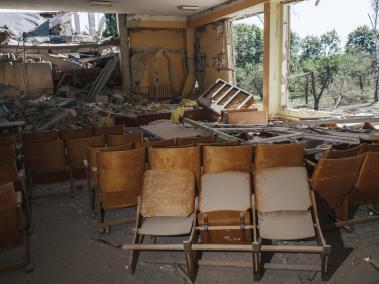 Sumy (Ukraine), 18/08/2024.- The damaged interior of the assembly hall of the school building which was destroyed by two Russian glide bombs overnight 17 August 2024 in the village of Yunakivka, 9 kilometers from the border with Russia in the Sumy region, Ukraine, 18 August 2024 amid the Russian invasion. There is no electricity or water supply in the village due to the permanent shelling by Russian forces. Ukrainian troops have advanced 35 kilometers with battles, taken control of 1,150 square kilometers of the territory of the Russian Federation and 82 settlements since the beginning of the operation in the Kursk region on 06 August 2024 according to the report of the Commander-in-Chief of the Ukrainian Armed Forces Oleksandr Syrskyi at the meeting of the Staff on 15 August 2024. Russian troops entered Ukrainian territory on 24 February 2022, starting a conflict that has provoked destruction and a humanitarian crisis. (Rusia, Ucrania) EFE/EPA/GEORGE IVANCHENKO