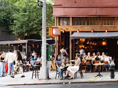 Los restaurantes y bares de Nueva York tendrán que adecuar sus terrazas en la calle o cerrarlas.