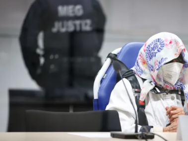 Irmgard F. sentada en una silla de ambulancia en la corte durante su juicio en Itzehoe, Alemania, 19 de Octubre, 2021. EFE/EPA/Christian Charisius