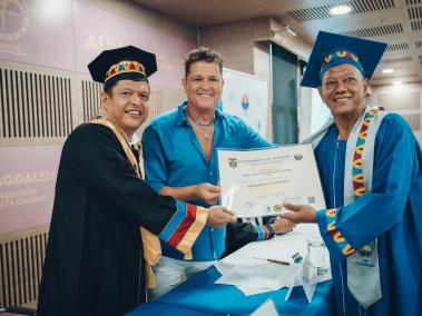 Didi recibió su diploma por parte de Pablo Vera Salazar, rector de la Universidad y el líder de Tras la Perla, Carlos Vives.