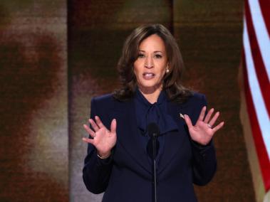 La candidata presidencial demócrata Kamala Harris pronuncia su discurso inaugural en la última noche de la Convención Nacional Demócrata