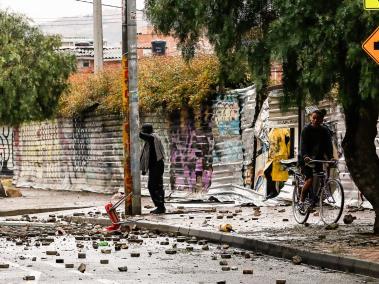 Enfrentamientos y bloqueos de los estudiantes de la Universidad   Distrital sede Bosa contra  la Policía del UNDEMO. Protestan por el asesinato de dos jóvenes la semana pasada.