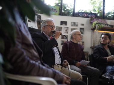 En una tertulia realizada en Artífice, arte y café, poco más de 20 personas escucharon los relatos y experiencias del escritor Hugo Niño.