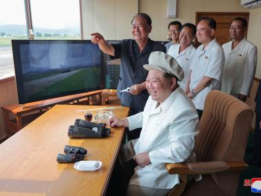 Kim Jong Un durante los ejercicios militares con drones en Corea del Norte.