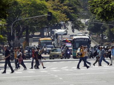 Un pequeño grupo de transportadores protestan por la calles de Medellín pidiendo al gobierno de Gustavo Petro que no aumente el precio del acpm.