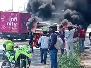 La motocicleta se incendió.