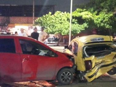 El delincuente terminó chocando contra un taxi en su intento de evadir a las autoridades.