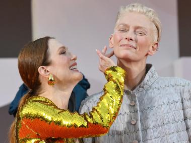 Venice (Italy), 02/09/2024.- (L-R) British actor Tilda Swinton , Spanish director and screenwriter Pedro Almodovar and US actor Julianne Moore arrive for the premiere of 'The Room Next Door' during the 81st Venice Film Festival in Venice, Italy, 02 September 2024. The movie is presented in official competition 'Venezia 81' at the festival running from 28 August to 07 September 2024. (Cine, Italia, Niza, Venecia) EFE/EPA/ETTORE FERRARI