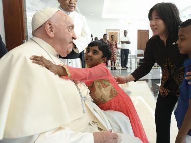 El papa Francisco saludó este martes, a su llegada a la nunciatura de Yakarta tras un vuelo de 13 horas, a un grupo de refugiados acogidos por el Servicio Jesuita a Refugiados, niños huérfanos criados por monjas dominicas y ancianos, y migrantes y personas sin hogar acompañados por la Comunidad de San Egidio. EFE/ Vatican Media SOLO USO EDITORIAL/SOLO DISPONIBLE PARA ILUSTRAR LA NOTICIA QUE ACOMPAÑA (CRÉDITO OBLIGATORIO)