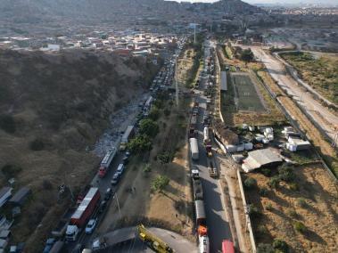 Bloqueó total de tranctomulas  por la av Boyacá con calle 71 sur, durante este lunes 2 de septiembre.