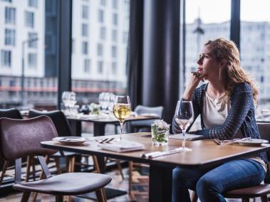 Cada vez más estadounidenses salen a cenar solos.