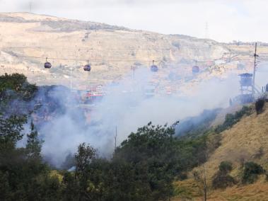 Un incendio forestal se presenta en una zona verde ubicada en la avenida Villavicencio con Avenida Boyacá, cerca al Portal del Sur.