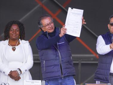 Francia Márquez, Gustavo Petro y Jaime Dussán en la sanción de la reforma pensional