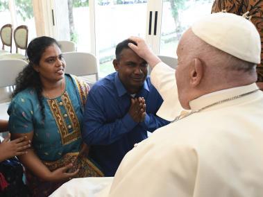 El papa Francisco saludó este martes, a su llegada a la nunciatura de Yakarta tras un vuelo de 13 horas, a un grupo de refugiados acogidos por el Servicio Jesuita a Refugiados, niños huérfanos criados por monjas dominicas y ancianos, y migrantes y personas sin hogar acompañados por la Comunidad de San Egidio