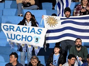 Fanáticos de Uruguay despiden a Luis Suárez en su último partido con la Selección.