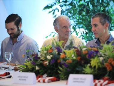 El gobernador del Atlántico, Eduardo Verano, y el CEO y fundador de Nubank, David Vélez, durante el conversatorio celebrado en Barranquilla.