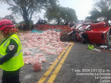 La tractomula viajaba cargada de arroz que quedó esparcido en la vía.