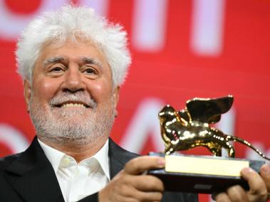 Spanish director Pedro Almodovar poses with the Golden Lion for Best Film he reveived for 'The Room Next Door' during the award ceremony of the 81st Venice Film Festival on September 7, 2024 at Venice Lido. (Photo by Alberto PIZZOLI / AFP)