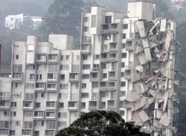 El 23 de septiembre de 2014 se realizó la implosión de las etapas 1 a la 4 del edificio Space.