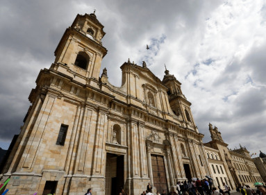 La Catedral Primada, de estilo neoclásico, fue construida entre 1807 y 1823 por Fray Domingo de Petrés.