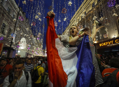 Hinchas en Rusia despiden la Copa del Mundo con fiesta.