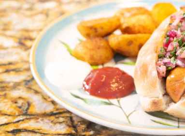 Aprenda cómo hacer una variación del popular choriperro, con un aderezo de chimichurri de encurtidos hechos en casa.