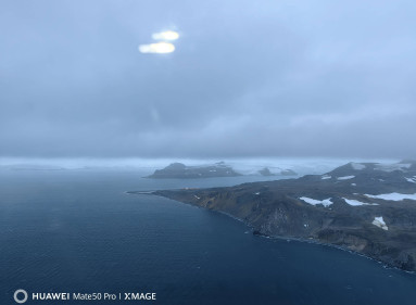 Así es la vista de la Isla Rey Jorge, en el verano austral, cuando va a aterrizar un avión.