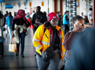 Desde mediados de este año, los viajeros que transitan por el Dorado empezaron a encontrarse con numerosos grupos de pasajeros africanos. comenzaron a ver  a Mujeres, niñas, niños y hombres, la mayoría de ellos sin hablar más que unas pocas palabras en español, empezaron a hacerse habituales para los viajeros, empleados del muelle internacional y agentes de Migración Colombia en el aeropuerto El Dorado. 
Foto @mauriciomorenofo / MAURICIO MORENO EL TIEMPO CEET