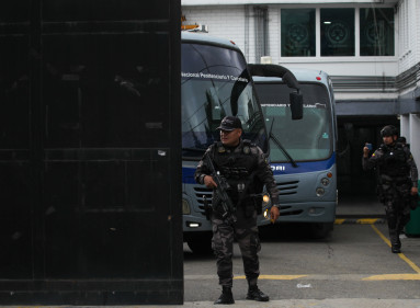 En dos buses del Inpec fueron trasladados 12 prisioneros que se encontraban en la cárcel la modelo tras el asesinato del director de la cárcel Elmer Fernandez. Los reclusos fueron enviados a la cárcel la picota y a la cárcel de picaleña en Ibagué.